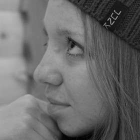 Портрет: поход в кафе с подружкой